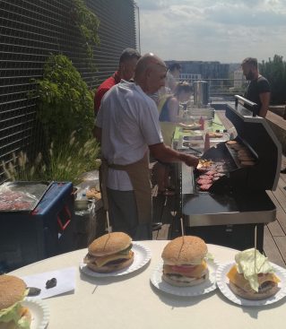 Generální ředitel připravuje burgery pro své zaměstnance
